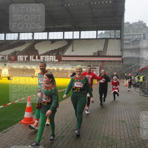 07.12.2025 - St. Pauli X-Mass-Run No. 15 Fabian Wolf http://msf.ph/oto/9386274 07.12.2025 10:15:20 Ziel 308, 431, 436, 438, 1180, 1183, 1885, 2666, 2667, 2668, 3103, 4494, 4536 meine-sportfotos.de