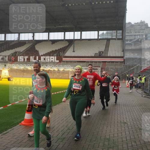 07.12.2025 - St. Pauli X-Mass-Run No. 15 Fabian Wolf http://msf.ph/oto/9386279 07.12.2025 10:15:20 Ziel 308, 431, 436, 438, 1180, 1183, 1885, 2666, 2667, 2668, 3103, 4494, 4536 meine-sportfotos.de
