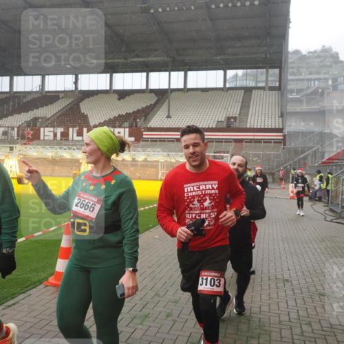 07.12.2025 - St. Pauli X-Mass-Run No. 15 Fabian Wolf http://msf.ph/oto/9386303 07.12.2025 10:15:21 Ziel 308, 431, 436, 438, 1180, 1183, 1885, 2666, 2667, 2668, 3103, 4494, 4536 meine-sportfotos.de