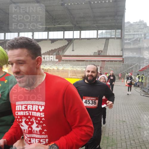 07.12.2025 - St. Pauli X-Mass-Run No. 15 Fabian Wolf http://msf.ph/oto/9386315 07.12.2025 10:15:22 Ziel 308, 431, 436, 438, 1180, 1183, 1885, 2666, 2667, 2668, 3103, 4494, 4536 meine-sportfotos.de