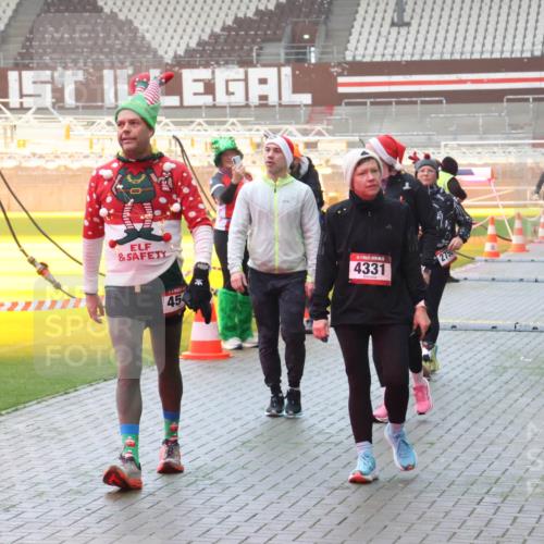07.12.2025 - St. Pauli X-Mass-Run No. 15 Luisa Fischer http://msf.ph/oto/9386364 07.12.2025 10:20:03 Ziel 45, 4331, 4330, 658, 661, 2750, 3011, 3013, 3695, 3893, 4038, 4074, 4115, 4466 meine-sportfotos.de