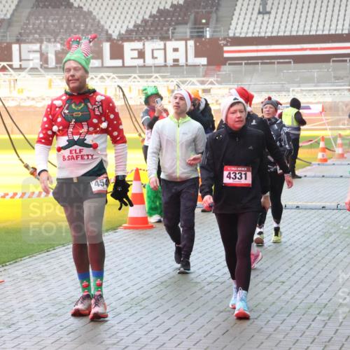 07.12.2025 - St. Pauli X-Mass-Run No. 15 Luisa Fischer http://msf.ph/oto/9386368 07.12.2025 10:20:03 Ziel 454, 5, 4331, 4330, 658, 661, 2750, 3011, 3013, 3695, 3893, 4038, 4074, 4115, 4466 meine-sportfotos.de