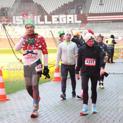 07.12.2025 - St. Pauli X-Mass-Run No. 15 Luisa Fischer http://msf.ph/oto/9386378 07.12.2025 10:20:03 Ziel 454, 00, 4331, 15, 4330, 658, 661, 2750, 3011, 3013, 3695, 3893, 4038, 4074, 4115, 4466 meine-sportfotos.de