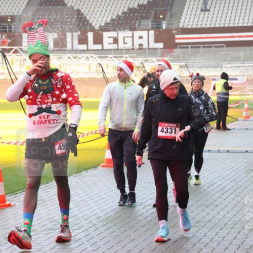 07.12.2025 - St. Pauli X-Mass-Run No. 15 Luisa Fischer http://msf.ph/oto/9386379 07.12.2025 10:20:04 Ziel 45, 4331, 5, 4330, 658, 661, 2750, 3011, 3013, 3695, 3893, 4038, 4074, 4115, 4466 meine-sportfotos.de