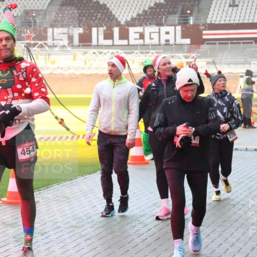 07.12.2025 - St. Pauli X-Mass-Run No. 15 Luisa Fischer http://msf.ph/oto/9386392 07.12.2025 10:20:05 Ziel 454, 2750, 15, 4330, 658, 661, 2750, 3011, 3013, 3695, 3893, 4038, 4074, 4115, 4466 meine-sportfotos.de
