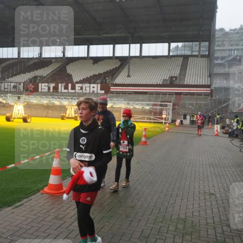07.12.2025 - St. Pauli X-Mass-Run No. 15 Fabian Wolf http://msf.ph/oto/9386399 07.12.2025 10:15:29 Ziel 431, 436, 438, 1180, 1183, 1885, 3053, 3103, 4494, 4536 meine-sportfotos.de