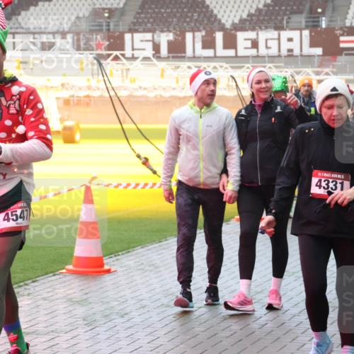 07.12.2025 - St. Pauli X-Mass-Run No. 15 Luisa Fischer http://msf.ph/oto/9386415 07.12.2025 10:20:05 Ziel 4547, 5, 4331, 4, 658, 661, 2750, 3011, 3013, 3695, 3893, 4038, 4074, 4115, 4466 meine-sportfotos.de