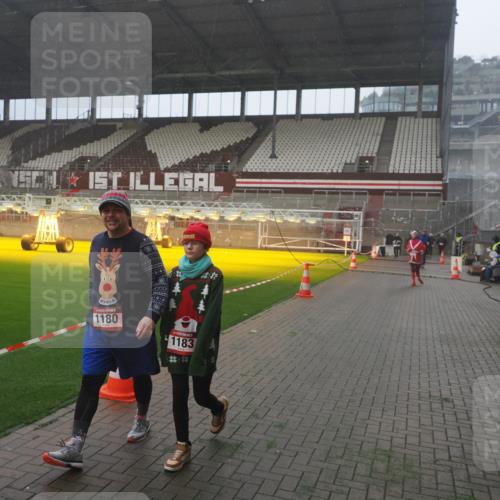 07.12.2025 - St. Pauli X-Mass-Run No. 15 Fabian Wolf http://msf.ph/oto/9386416 07.12.2025 10:15:31 Ziel 436, 1180, 1183, 1885, 2745, 3053, 3103, 4494, 4536 meine-sportfotos.de