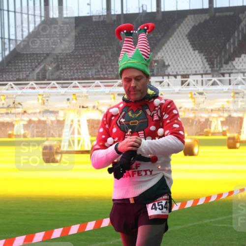 07.12.2025 - St. Pauli X-Mass-Run No. 15 Luisa Fischer http://msf.ph/oto/9386422 07.12.2025 10:20:06 Ziel 454, 658, 661, 2750, 3011, 3013, 3695, 3893, 4038, 4074, 4115, 4466 meine-sportfotos.de