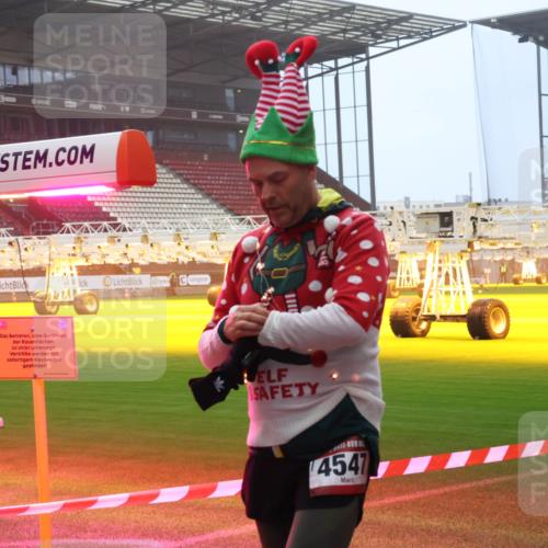 07.12.2025 - St. Pauli X-Mass-Run No. 15 Luisa Fischer http://msf.ph/oto/9386442 07.12.2025 10:20:09 Ziel 4547, 658, 661, 2238, 2750, 3011, 3013, 3695, 3846, 3893, 4038, 4074, 4115, 4466 meine-sportfotos.de