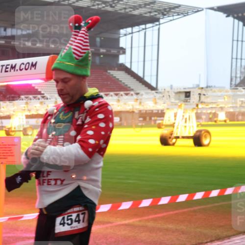 07.12.2025 - St. Pauli X-Mass-Run No. 15 Luisa Fischer http://msf.ph/oto/9386446 07.12.2025 10:20:09 Ziel 4547, 658, 661, 2238, 2750, 3011, 3013, 3695, 3846, 3893, 4038, 4074, 4115, 4466 meine-sportfotos.de
