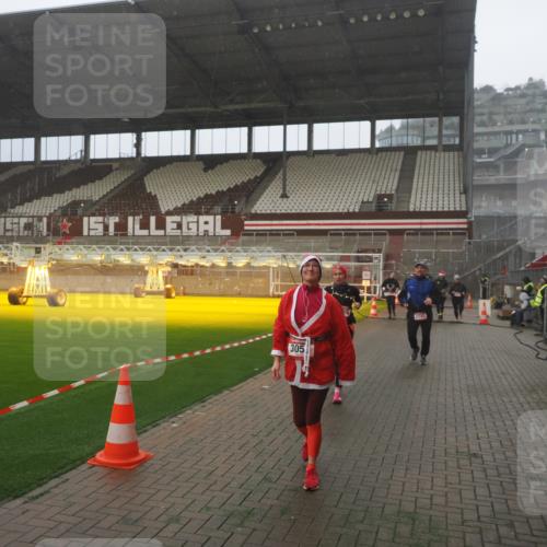 07.12.2025 - St. Pauli X-Mass-Run No. 15 Fabian Wolf http://msf.ph/oto/9386448 07.12.2025 10:15:38 Ziel 2641, 2645, 2652, 2658, 2659, 2745, 3053, 4455 meine-sportfotos.de