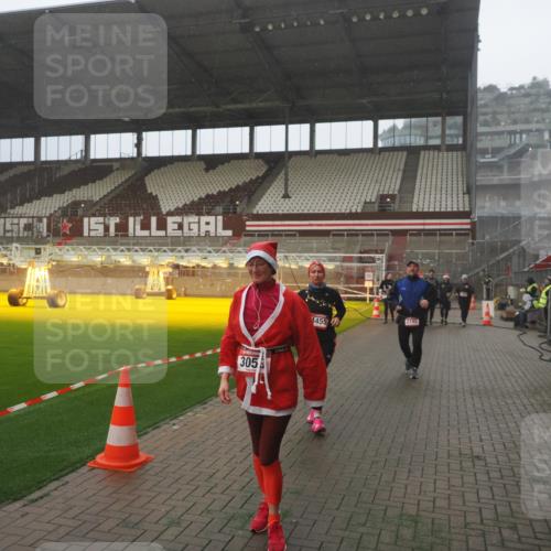 07.12.2025 - St. Pauli X-Mass-Run No. 15 Fabian Wolf http://msf.ph/oto/9386462 07.12.2025 10:15:39 Ziel 2641, 2645, 2652, 2658, 2659, 2745, 3053, 4455 meine-sportfotos.de