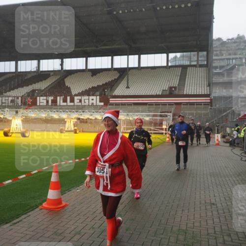 07.12.2025 - St. Pauli X-Mass-Run No. 15 Fabian Wolf http://msf.ph/oto/9386467 07.12.2025 10:15:39 Ziel 2641, 2645, 2652, 2658, 2659, 2745, 3053, 4455 meine-sportfotos.de
