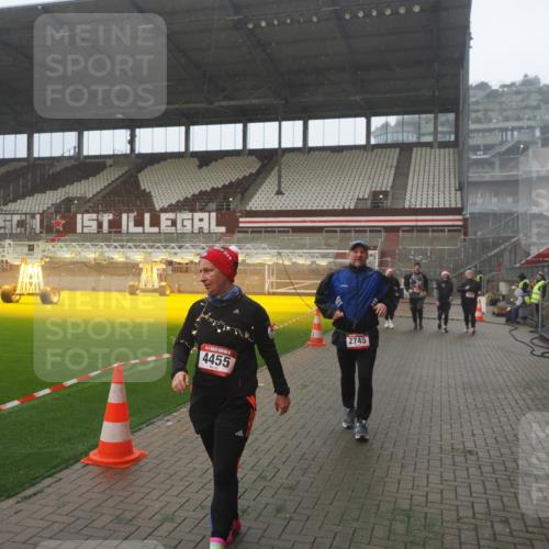 07.12.2025 - St. Pauli X-Mass-Run No. 15 Fabian Wolf http://msf.ph/oto/9386485 07.12.2025 10:15:41 Ziel 2641, 2645, 2652, 2658, 2659, 2745, 3053, 4455 meine-sportfotos.de