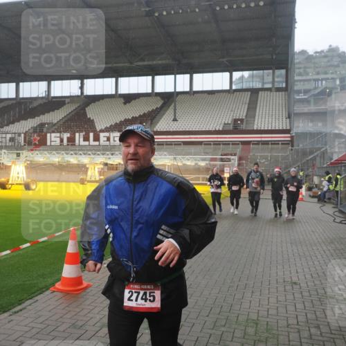07.12.2025 - St. Pauli X-Mass-Run No. 15 Fabian Wolf http://msf.ph/oto/9386515 07.12.2025 10:15:43 Ziel 2641, 2645, 2652, 2658, 2659, 2745, 3053, 4455 meine-sportfotos.de