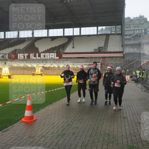 07.12.2025 - St. Pauli X-Mass-Run No. 15 Fabian Wolf http://msf.ph/oto/9386523 07.12.2025 10:15:46 Ziel 2641, 2645, 2652, 2658, 2659, 2745, 3053, 4455 meine-sportfotos.de
