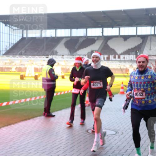 07.12.2025 - St. Pauli X-Mass-Run No. 15 Luisa Fischer http://msf.ph/oto/9386529 07.12.2025 10:20:35 Ziel 4071, 4042, 447, 452, 459, 461, 478, 1364, 1553, 1903, 2187, 2238, 2751, 2855, 3473, 3832, 3846, 3871, 3893, 4042, 4071, 4116, 4503, 4523 meine-sportfotos.de