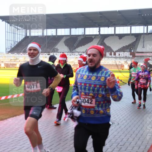 07.12.2025 - St. Pauli X-Mass-Run No. 15 Luisa Fischer http://msf.ph/oto/9386533 07.12.2025 10:20:35 Ziel 4071, 661, 4042, 020, 421, 4524, 447, 452, 459, 461, 478, 1364, 1553, 1903, 2187, 2238, 2751, 2855, 3473, 3832, 3846, 3871, 3893, 4042, 4071, 4116, 4503, 4523 meine-sportfotos.de