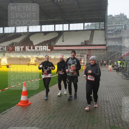 07.12.2025 - St. Pauli X-Mass-Run No. 15 Fabian Wolf http://msf.ph/oto/9386538 07.12.2025 10:15:47 Ziel 2641, 2645, 2652, 2658, 2659, 2745, 4455 meine-sportfotos.de
