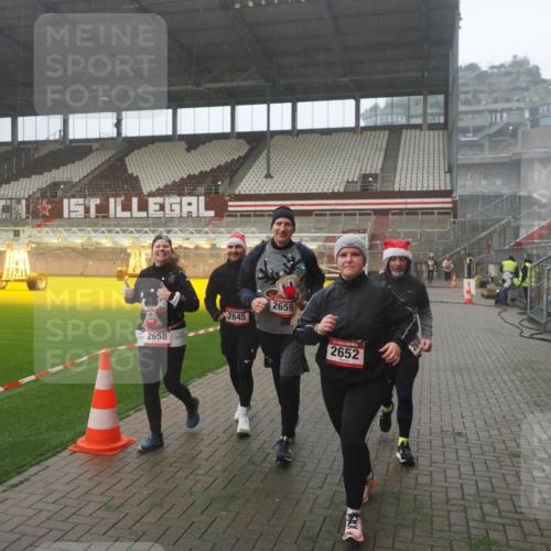 07.12.2025 - St. Pauli X-Mass-Run No. 15 Fabian Wolf http://msf.ph/oto/9386544 07.12.2025 10:15:47 Ziel 2641, 2645, 2652, 2658, 2659, 2745, 4455 meine-sportfotos.de