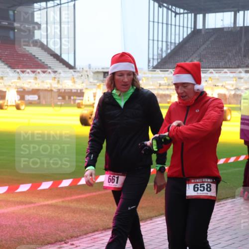 07.12.2025 - St. Pauli X-Mass-Run No. 15 Luisa Fischer http://msf.ph/oto/9386555 07.12.2025 10:20:37 Ziel 661, 5, 658, 447, 452, 459, 461, 478, 1364, 1553, 1903, 2187, 2238, 2751, 2855, 3473, 3832, 3846, 3871, 3893, 4042, 4071, 4116, 4503, 4523 meine-sportfotos.de