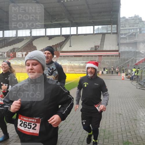 07.12.2025 - St. Pauli X-Mass-Run No. 15 Fabian Wolf http://msf.ph/oto/9386562 07.12.2025 10:15:48 Ziel 2641, 2645, 2652, 2658, 2659, 2745, 4455 meine-sportfotos.de