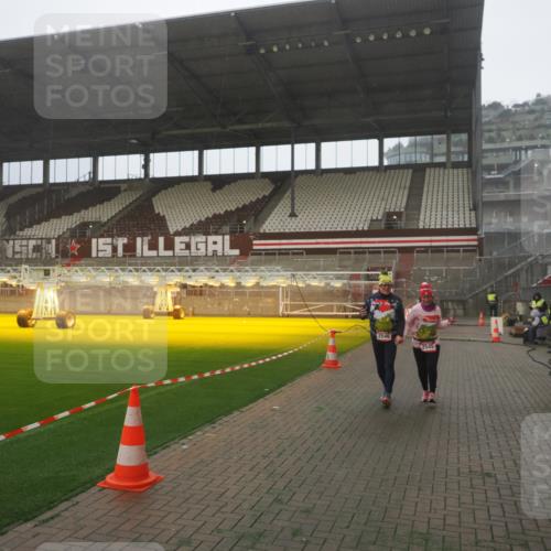 07.12.2025 - St. Pauli X-Mass-Run No. 15 Fabian Wolf http://msf.ph/oto/9386570 07.12.2025 10:16:02 Ziel 2545, 2546 meine-sportfotos.de