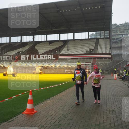 07.12.2025 - St. Pauli X-Mass-Run No. 15 Fabian Wolf http://msf.ph/oto/9386575 07.12.2025 10:16:03 Ziel 2545, 2546 meine-sportfotos.de
