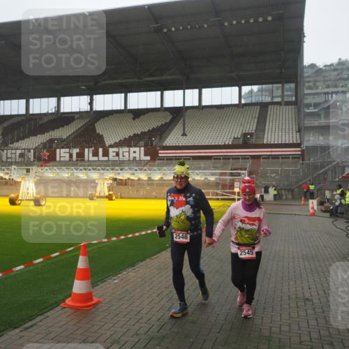 07.12.2025 - St. Pauli X-Mass-Run No. 15 Fabian Wolf http://msf.ph/oto/9386588 07.12.2025 10:16:04 Ziel 2545, 2546 meine-sportfotos.de