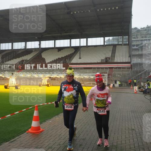 07.12.2025 - St. Pauli X-Mass-Run No. 15 Fabian Wolf http://msf.ph/oto/9386596 07.12.2025 10:16:04 Ziel 2545, 2546 meine-sportfotos.de