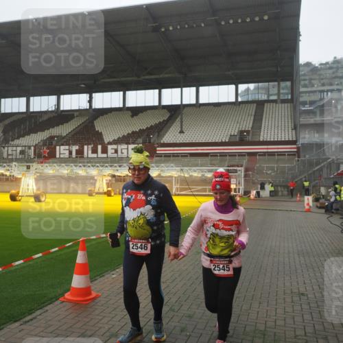 07.12.2025 - St. Pauli X-Mass-Run No. 15 Fabian Wolf http://msf.ph/oto/9386600 07.12.2025 10:16:05 Ziel 2545, 2546 meine-sportfotos.de