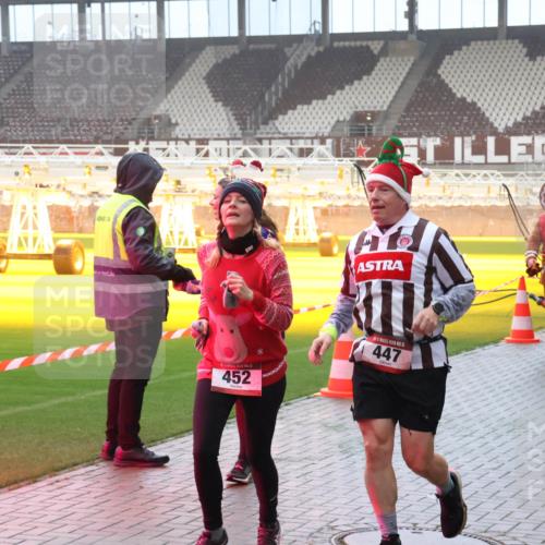 07.12.2025 - St. Pauli X-Mass-Run No. 15 Luisa Fischer http://msf.ph/oto/9386642 07.12.2025 10:20:51 Ziel 452, 478, 15, 447, 52, 392, 447, 452, 459, 461, 478, 1016, 1076, 1364, 1466, 1553, 1903, 2187, 2238, 2751, 2855, 3473, 3832, 3846, 3871, 4042, 4071, 4116, 4490, 4503, 4517, 4523 meine-sportfotos.de