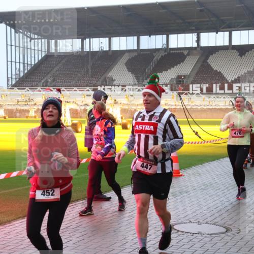 07.12.2025 - St. Pauli X-Mass-Run No. 15 Luisa Fischer http://msf.ph/oto/9386644 07.12.2025 10:20:52 Ziel 3, 452, 522, 5, 447, 478, 3862, 461, 392, 447, 452, 459, 461, 478, 1016, 1076, 1364, 1466, 1553, 1903, 2187, 2238, 2751, 2855, 3473, 3832, 3846, 3871, 4042, 4071, 4116, 4490, 4503, 4517, 4523 meine-sportfotos.de