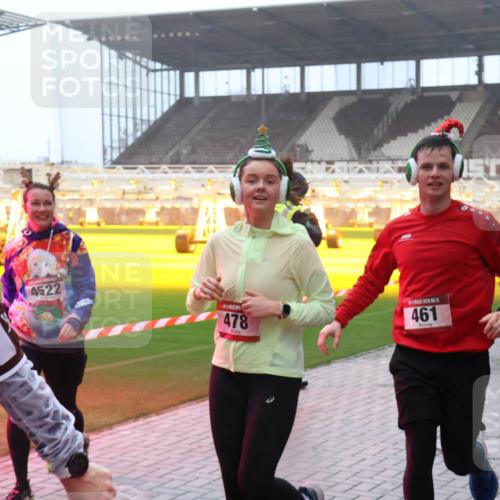 07.12.2025 - St. Pauli X-Mass-Run No. 15 Luisa Fischer http://msf.ph/oto/9386664 07.12.2025 10:20:54 Ziel 4522, 478, 461, 3893, 3862, 392, 447, 452, 459, 461, 478, 1016, 1076, 1364, 1466, 1553, 1903, 2187, 2238, 2751, 2855, 3473, 3832, 3846, 3871, 4042, 4071, 4116, 4490, 4503, 4517, 4523 meine-sportfotos.de