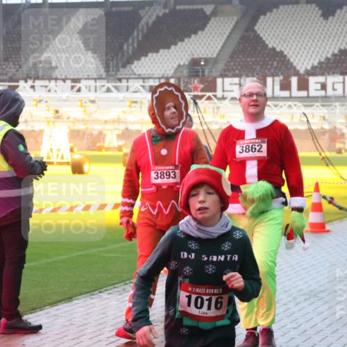 07.12.2025 - St. Pauli X-Mass-Run No. 15 Luisa Fischer http://msf.ph/oto/9386672 07.12.2025 10:20:57 Ziel 3893, 5, 1016, 3862, 3871, 392, 447, 452, 459, 461, 478, 1016, 1076, 1364, 1466, 1553, 1903, 2187, 2751, 2799, 2855, 3473, 3832, 3846, 3871, 4042, 4071, 4116, 4490, 4503, 4517, 4523 meine-sportfotos.de