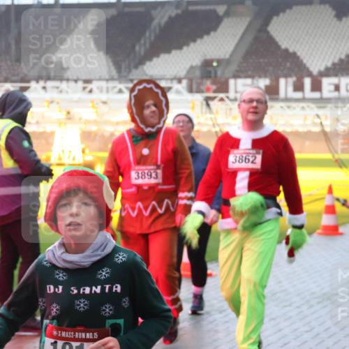 07.12.2025 - St. Pauli X-Mass-Run No. 15 Luisa Fischer http://msf.ph/oto/9386673 07.12.2025 10:20:57 Ziel 3893, 3862, 15, 392, 447, 452, 459, 461, 478, 1016, 1076, 1364, 1466, 1553, 1903, 2187, 2751, 2799, 2855, 3473, 3832, 3846, 3871, 4042, 4071, 4116, 4490, 4503, 4517, 4523 meine-sportfotos.de