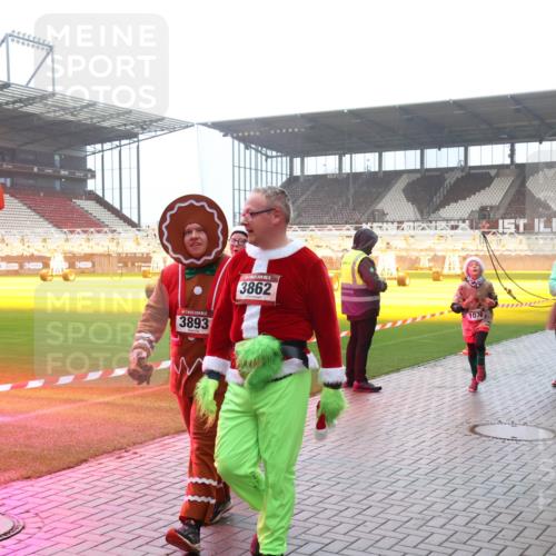 07.12.2025 - St. Pauli X-Mass-Run No. 15 Luisa Fischer http://msf.ph/oto/9386682 07.12.2025 10:21:00 Ziel 3893, 5, 3862, 1076, 28, 392, 447, 452, 459, 461, 478, 1016, 1076, 1466, 1553, 2187, 2799, 2855, 3473, 3832, 4042, 4071, 4116, 4490, 4503, 4517, 4523 meine-sportfotos.de