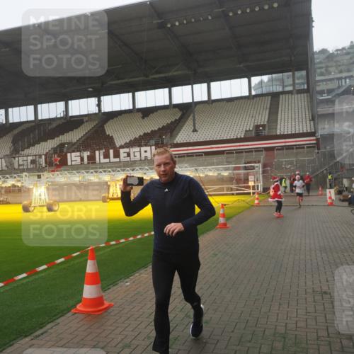 07.12.2025 - St. Pauli X-Mass-Run No. 15 Fabian Wolf http://msf.ph/oto/9386693 07.12.2025 10:16:29 Ziel 1328, 2743, 4362, 4363, 4510 meine-sportfotos.de