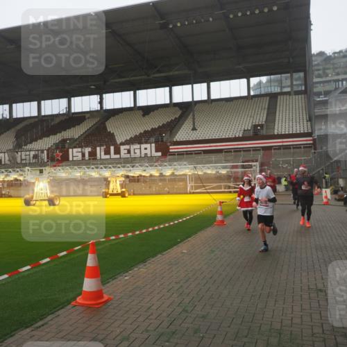 07.12.2025 - St. Pauli X-Mass-Run No. 15 Fabian Wolf http://msf.ph/oto/9386705 07.12.2025 10:16:33 Ziel 1328, 2185, 2266, 2743, 4362, 4363, 4510 meine-sportfotos.de