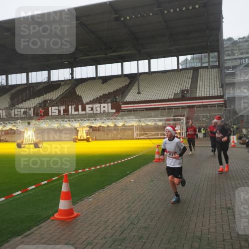 07.12.2025 - St. Pauli X-Mass-Run No. 15 Fabian Wolf http://msf.ph/oto/9386720 07.12.2025 10:16:34 Ziel 2185, 2266, 4362, 4363, 4510 meine-sportfotos.de