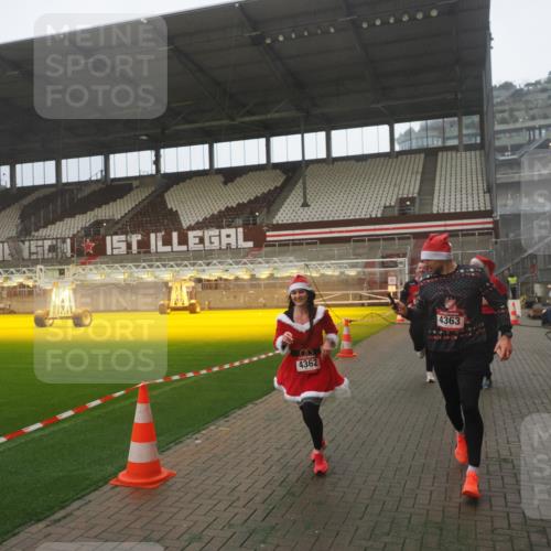 07.12.2025 - St. Pauli X-Mass-Run No. 15 Fabian Wolf http://msf.ph/oto/9386757 07.12.2025 10:16:35 Ziel 2185, 2266, 4362, 4363, 4510 meine-sportfotos.de