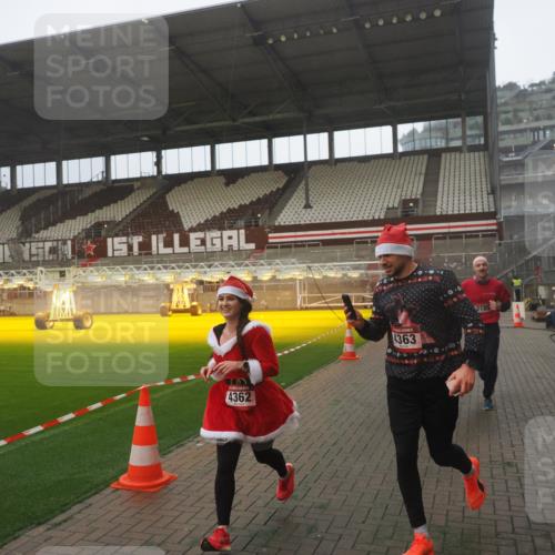 07.12.2025 - St. Pauli X-Mass-Run No. 15 Fabian Wolf http://msf.ph/oto/9386765 07.12.2025 10:16:36 Ziel 2185, 2266, 4362, 4363, 4510 meine-sportfotos.de