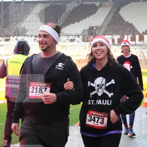 07.12.2025 - St. Pauli X-Mass-Run No. 15 Luisa Fischer http://msf.ph/oto/9386769 07.12.2025 10:21:24 Ziel 1, 15, 2187, 15, 3473, 392, 1016, 1076, 1386, 1407, 1466, 1898, 1900, 2173, 2565, 2799, 3849, 3984, 4338, 4490, 4517 meine-sportfotos.de