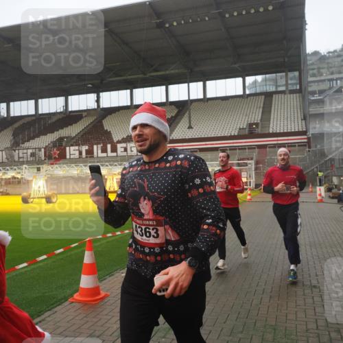 07.12.2025 - St. Pauli X-Mass-Run No. 15 Fabian Wolf http://msf.ph/oto/9386777 07.12.2025 10:16:36 Ziel 2185, 2266, 4362, 4363, 4510 meine-sportfotos.de