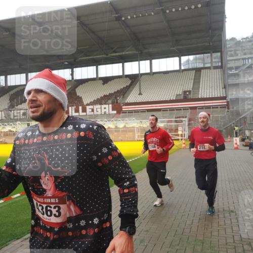 07.12.2025 - St. Pauli X-Mass-Run No. 15 Fabian Wolf http://msf.ph/oto/9386781 07.12.2025 10:16:37 Ziel 2185, 2266, 4362, 4363, 4510 meine-sportfotos.de