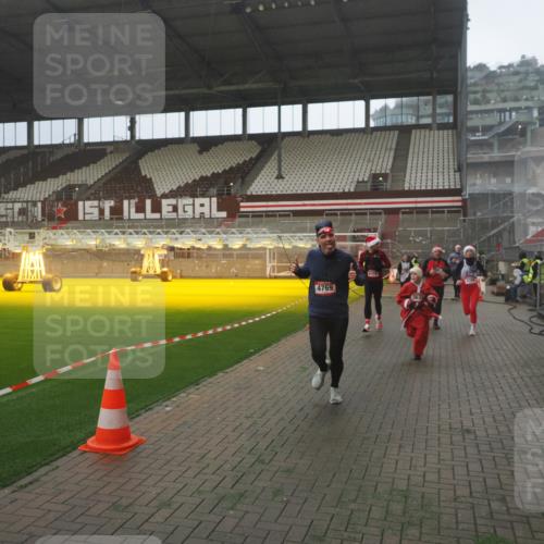 07.12.2025 - St. Pauli X-Mass-Run No. 15 Fabian Wolf http://msf.ph/oto/9386817 07.12.2025 10:16:47 Ziel 1989, 1997, 2185, 2266, 3633, 4356, 4359, 4363, 4510, 4769 meine-sportfotos.de