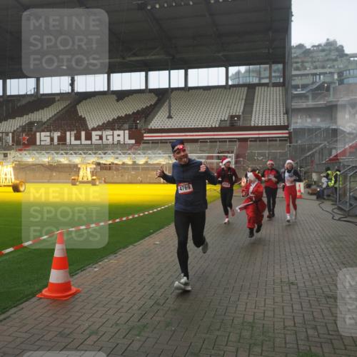 07.12.2025 - St. Pauli X-Mass-Run No. 15 Fabian Wolf http://msf.ph/oto/9386821 07.12.2025 10:16:48 Ziel 1989, 1997, 2185, 2266, 3633, 4356, 4359, 4363, 4769 meine-sportfotos.de
