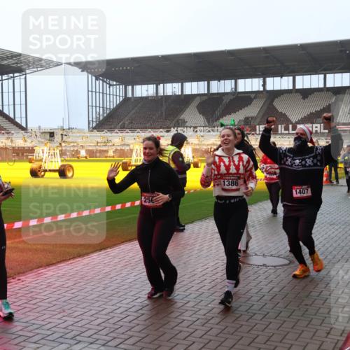 07.12.2025 - St. Pauli X-Mass-Run No. 15 Luisa Fischer http://msf.ph/oto/9386897 07.12.2025 10:21:37 Ziel 256, 1386, 1407, 149, 270, 392, 1326, 1386, 1407, 1898, 1900, 2173, 2565, 2799, 2927, 3062, 3091, 3384, 3540, 3541, 3848, 3849, 3984, 3988, 4117, 4338 meine-sportfotos.de