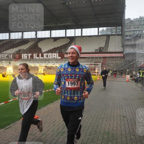 07.12.2025 - St. Pauli X-Mass-Run No. 15 Fabian Wolf http://msf.ph/oto/9386923 07.12.2025 10:16:53 Ziel 1620, 1989, 1997, 2694, 3633, 4356, 4359, 4769 meine-sportfotos.de